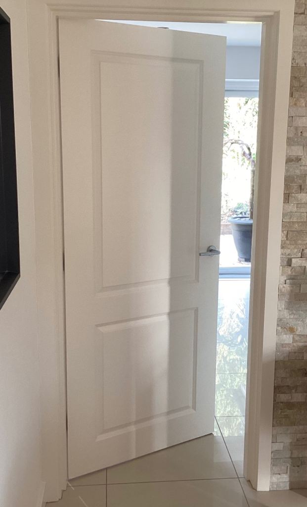 15 Internal Doors solid core hinges & handles included 3 sizes will sale separately great condition 