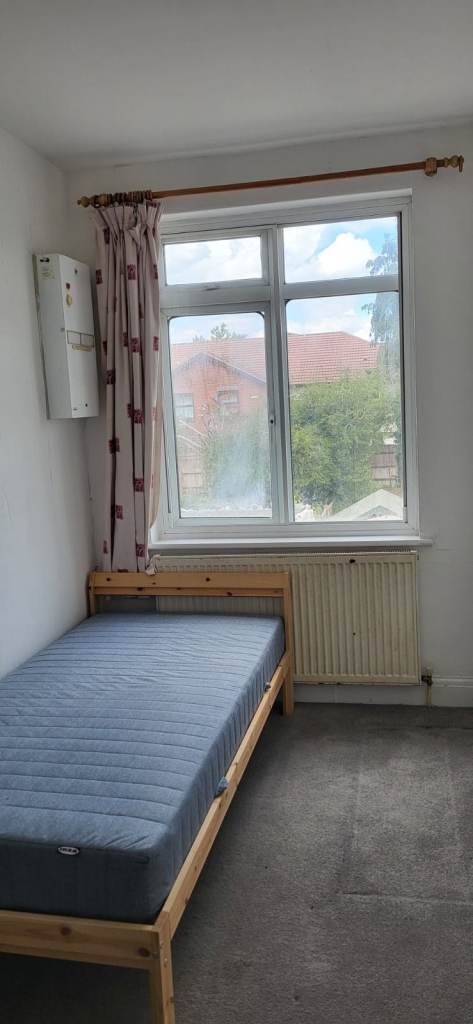 Spacious & Cosy Single Room For Rent - TW5 0BJ