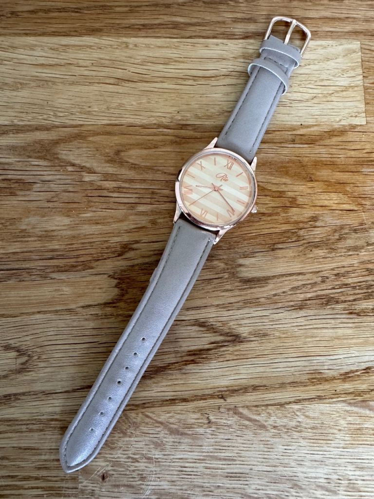 Womans rio watch - needs battery 