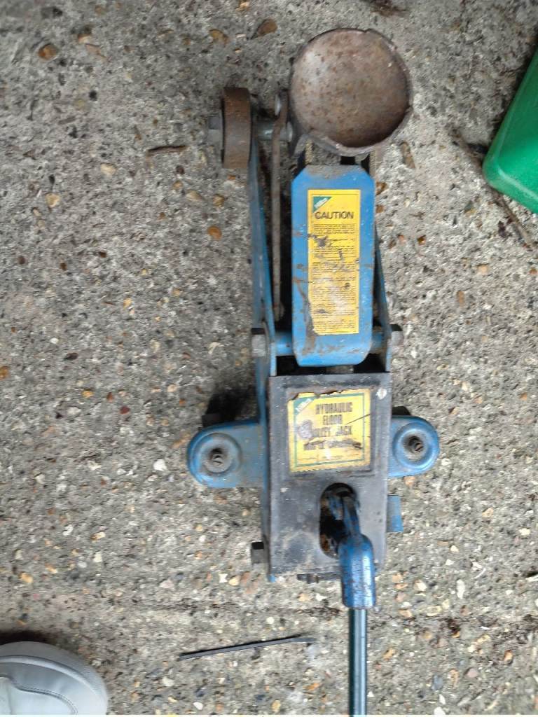 Car hydraulic trolley jack selling as not needed anymore good condition good working order 