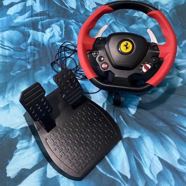 Thrustmaster Ferrari 458 spider Black and Red Steering wheel + pedals Xbox series s/x and Xbox one