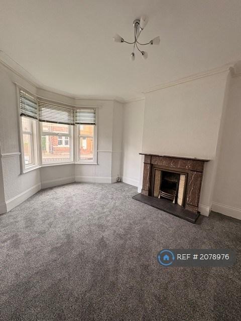 2 bedroom flat in Brinkburn Avenue, Gateshead, NE8 (2 bed) (#2078976)