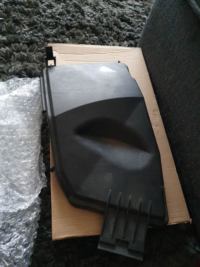 Mercedes engine bay fuse box cover 