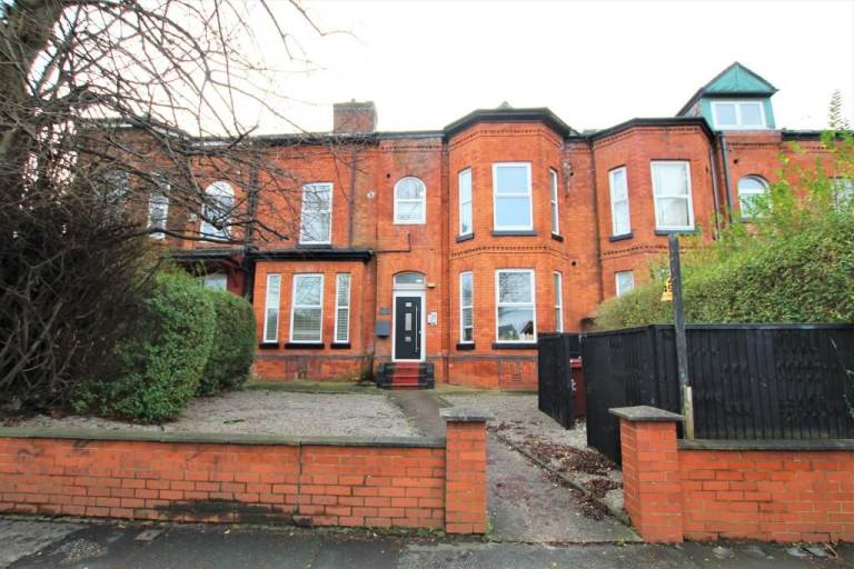 One bedroom Flat to let Dickenson Road, South Manchester 
