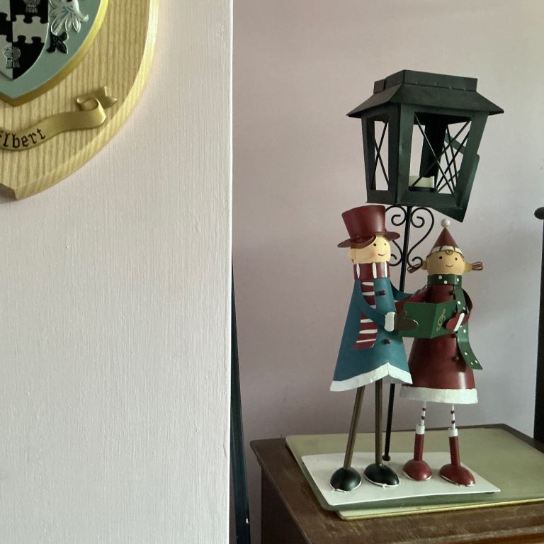 Christmas Carol Singers with Lantern Decoration – As Good As New
