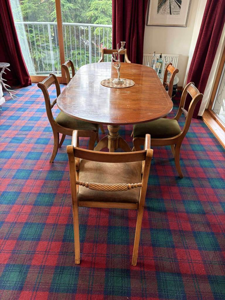Mahogany Extendable Dining Table with 8 Chairs 