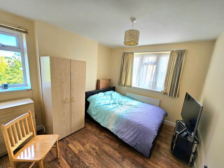 Double Room for Rent – Muswell Hill Area (Quiet Female Preferred)