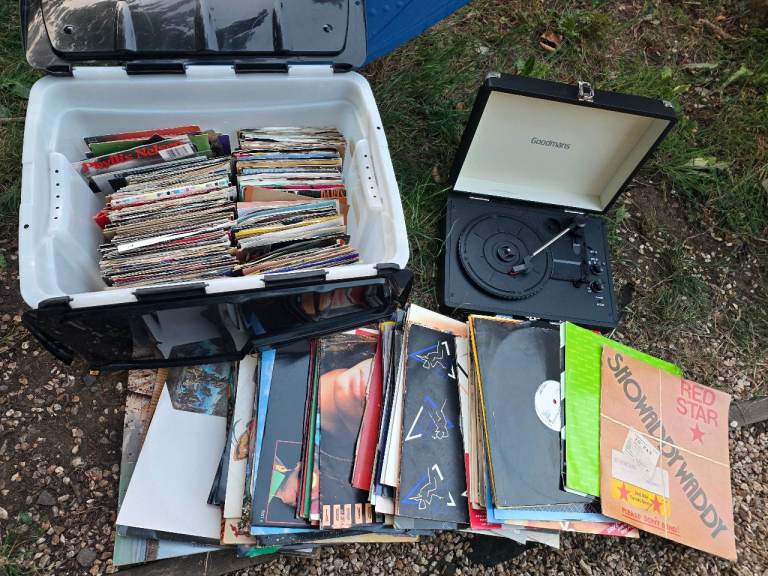 Record Player & Large Vinyl Collection – Good Condition
