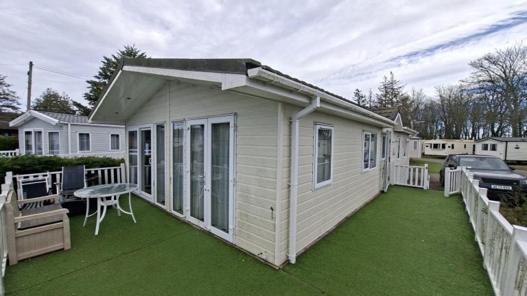 2013 VICTORY VERSAILLES 40X20 • 2 BED TWIN LODGE • HIGH SPEC • £47,995