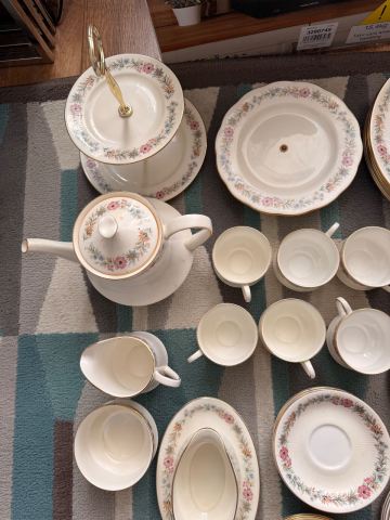 Vintage Paragon Belinda Dinner Set & Tea Set - Good Condition | in