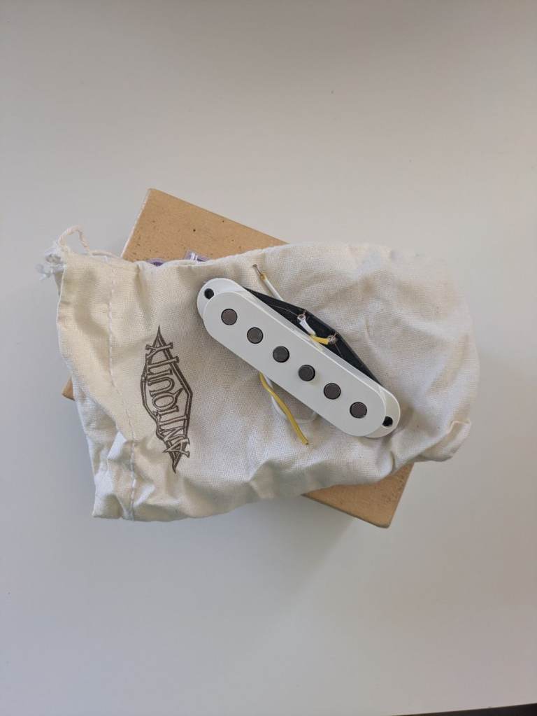 Seymour Duncan "ANTIQUITY for Strat Custom Bridge" pickup (with box etc)