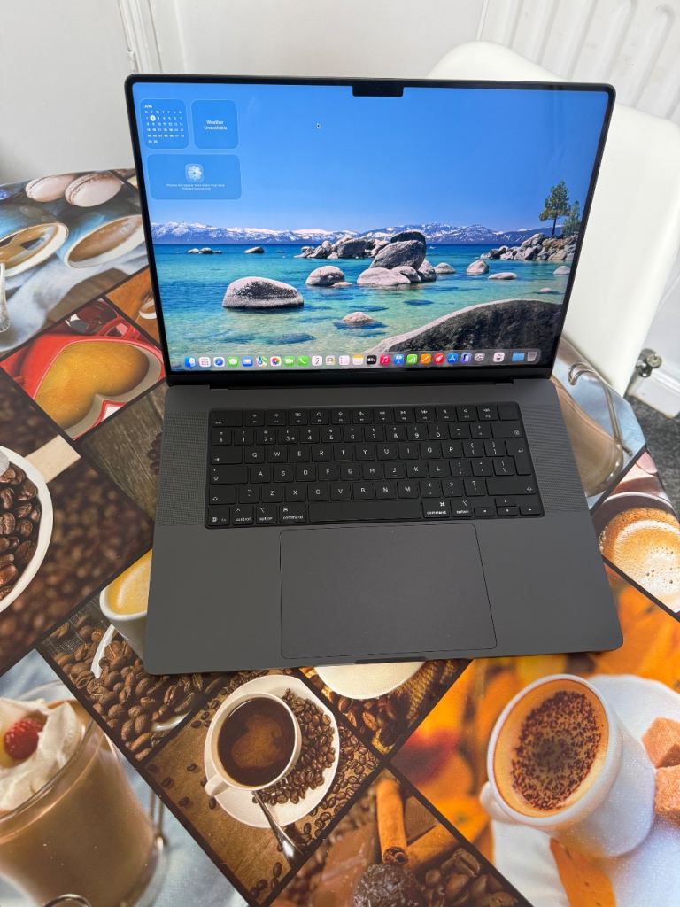 MacBook Pro m5 max 48GB RAM 2TB ssd brand new 