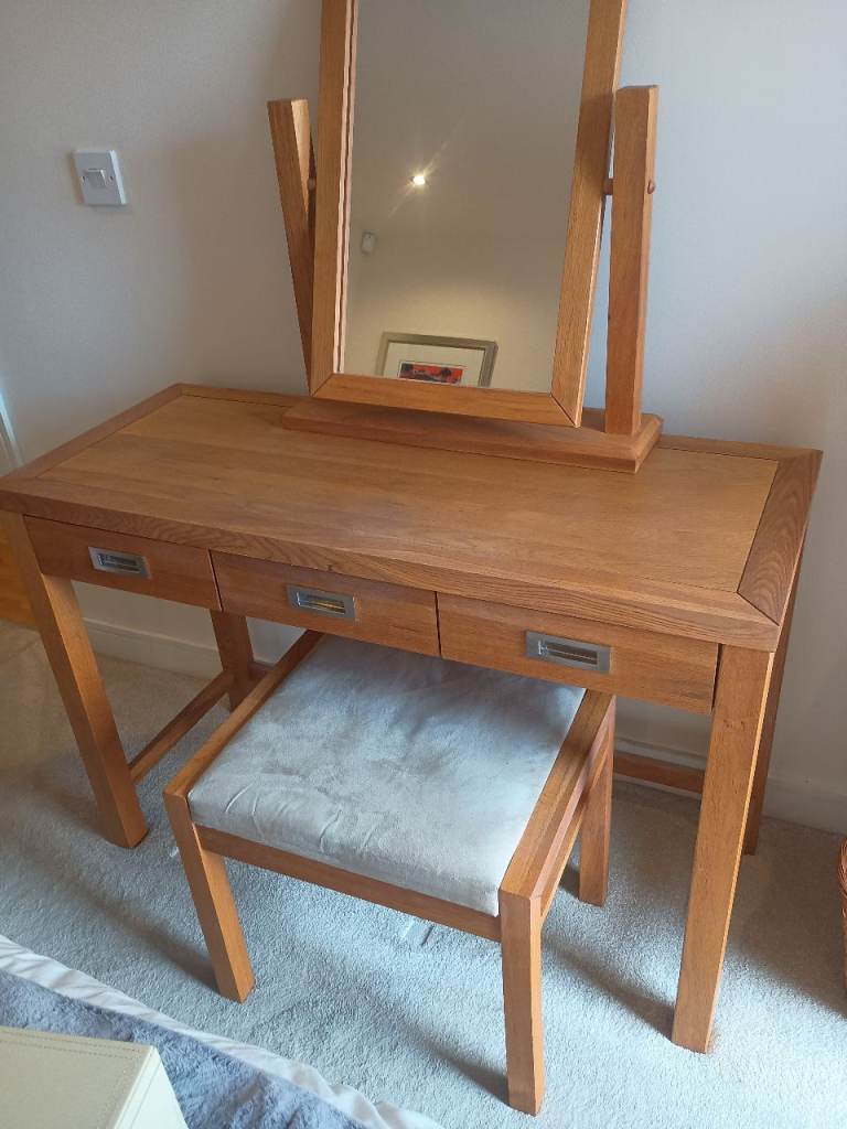 Oak bedroom furniture set 