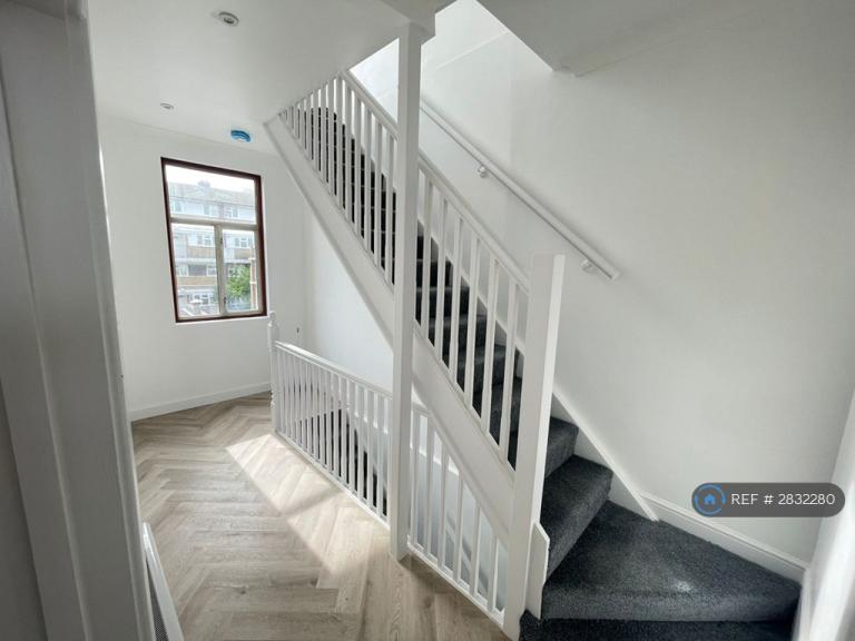 2 bedroom flat in Barking Road, London, E13 (2 bed) (#2832280)