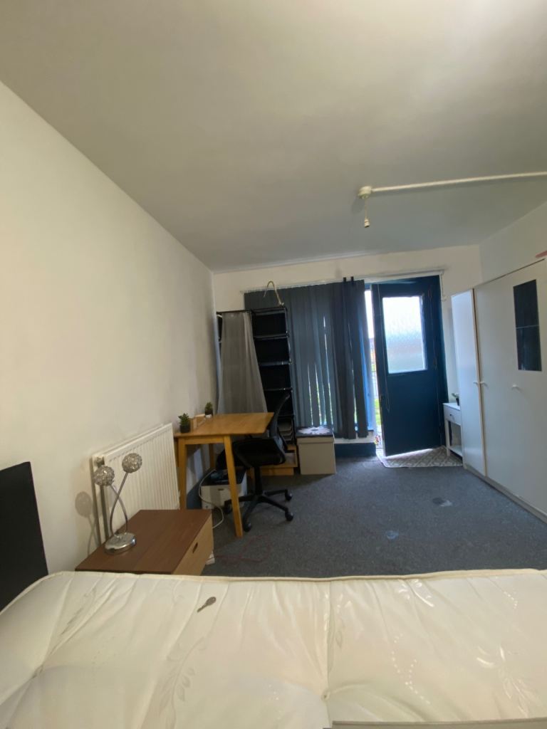 Double bedroom share