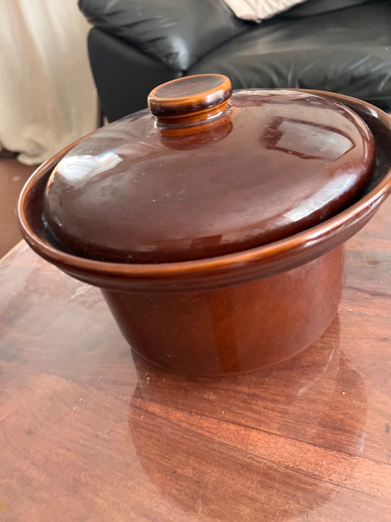 Ceramic casserole dish with lid