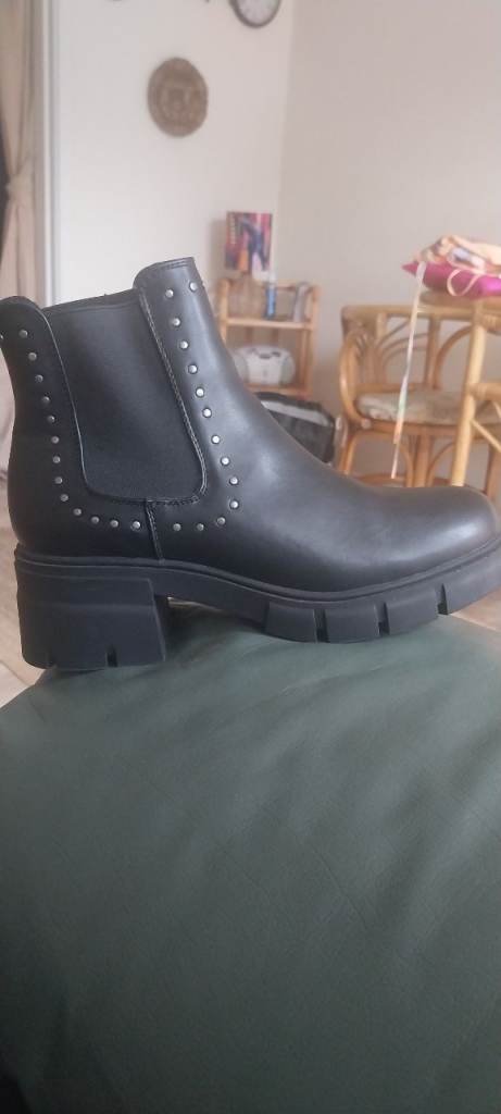 2 x pairs of woman boots Timberland and black pair 