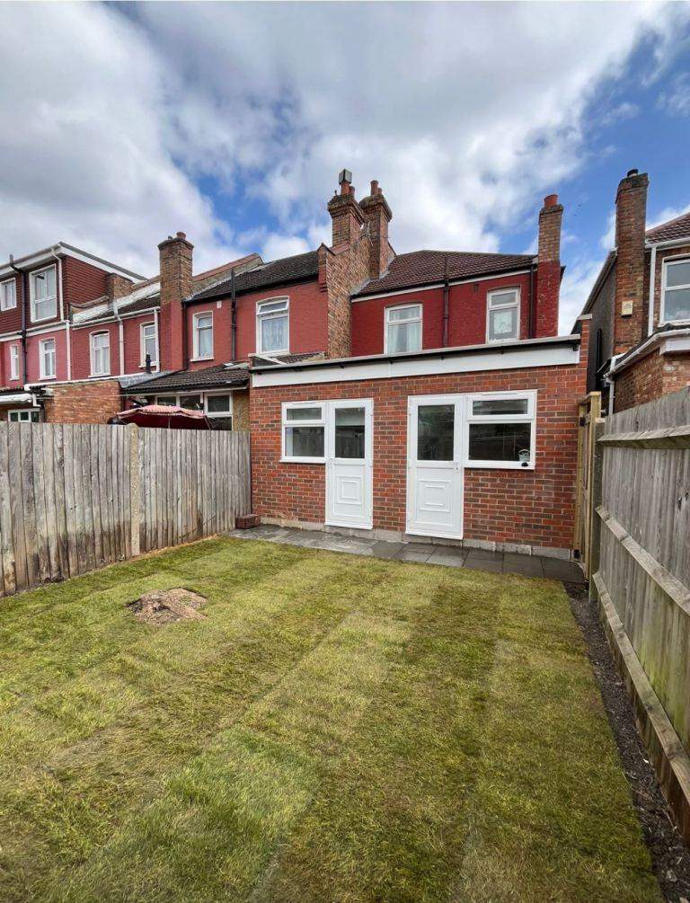 Room to Rent in Clifton Avenue Wembley HA9 6BW - All Bills included, share house with 2 people