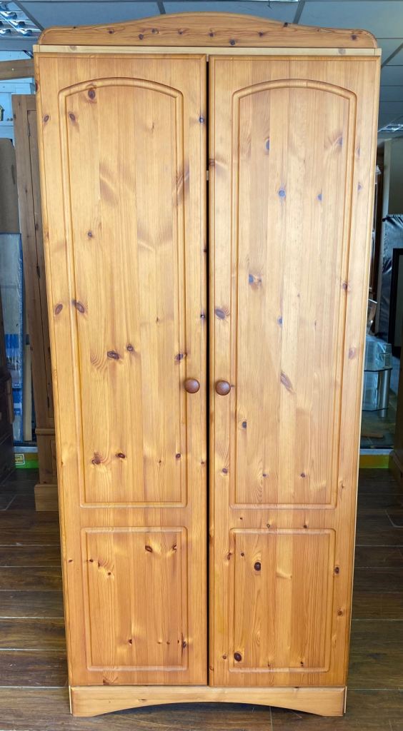 2 door pine wardrobe with shelf and hanging rail good conditions,