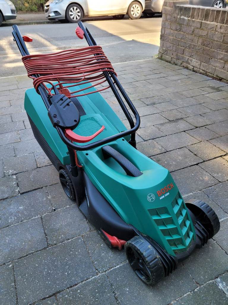 Bosch Electric Lawnmower ARM 3200 + new replacement blade