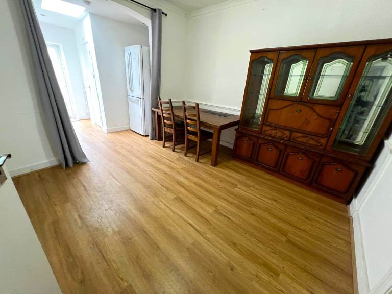 Prime Location Spacious 5/6 Bedrooms Terrace House in Chadwell Heath, Romford Drive way