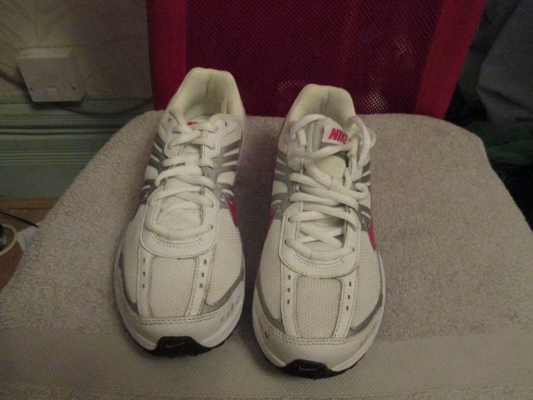 BRAND NEW LADIES NIKE RUNNING TRAINERS 