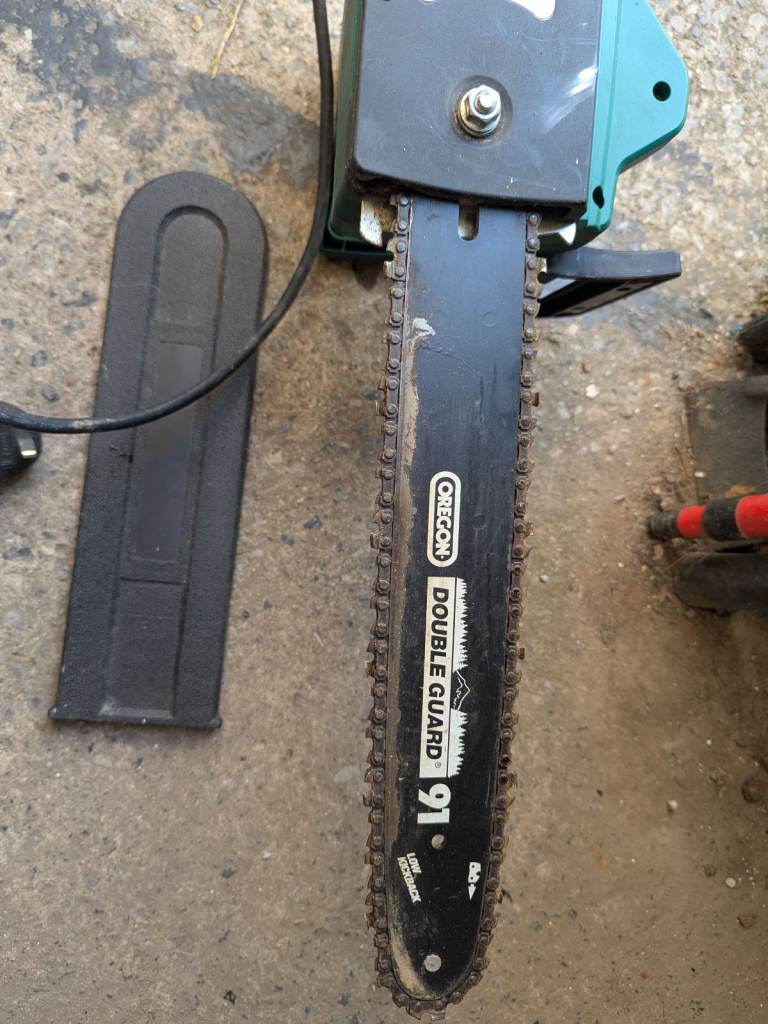 1800W ELECTRIC CHAINSAW CHAIN SAW IN FULL WORKING ORDER AND CAN BE SEEN WORKING COMPLETE WITH GUARD