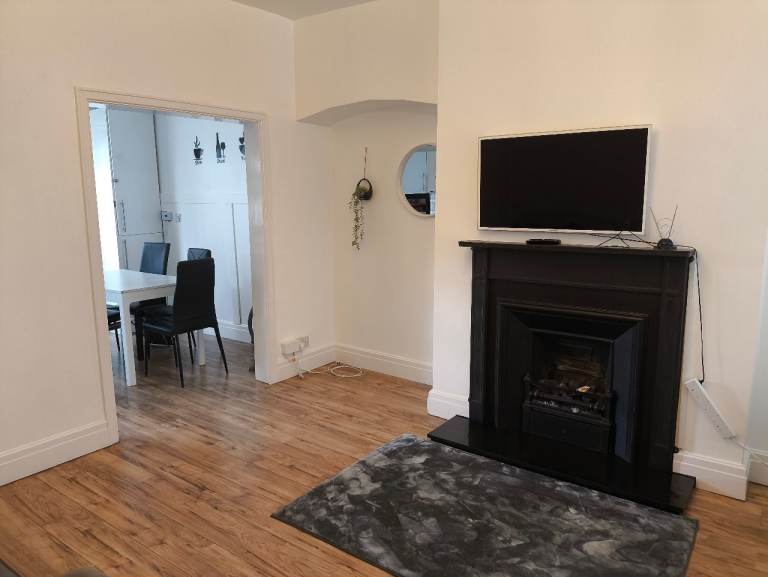 TO LET – Stunning 3-Bedroom Furnished Mid-Terraced House