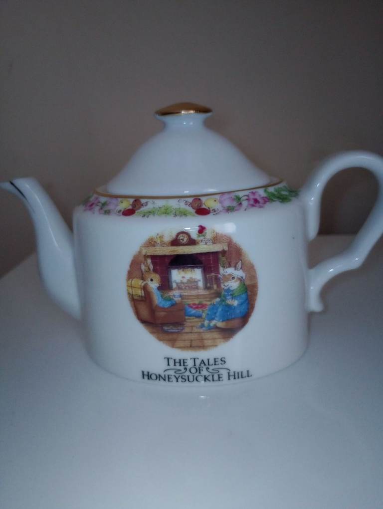 Regency Fine Arts 2003 Teapot - White Ceramic, Good Condition