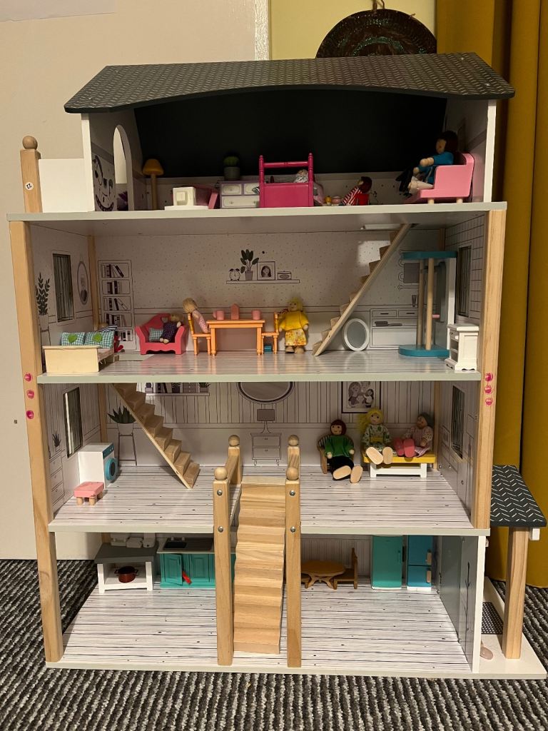 Dolls House & Pieces
