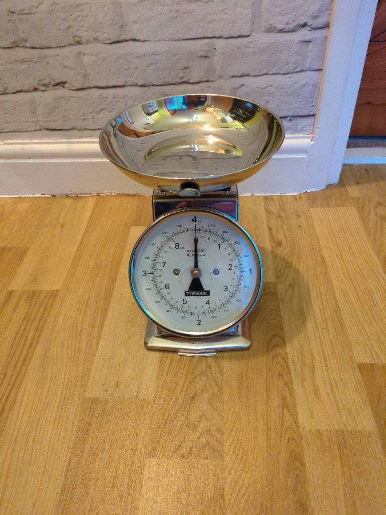 Vintage/retro kitchen weighing scales.