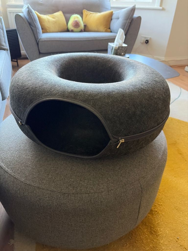 Small cat donut bed