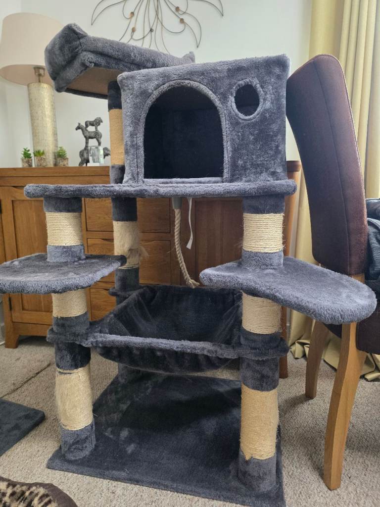 CAT TOWER/Bed/Scratch posts