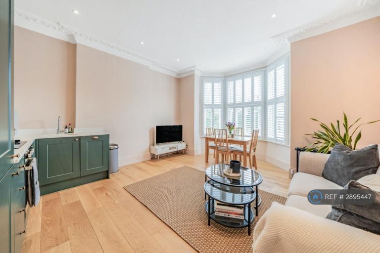 1 bedroom flat in Bolingbroke Grove, London, SW11 (1 bed) (#2895447)
