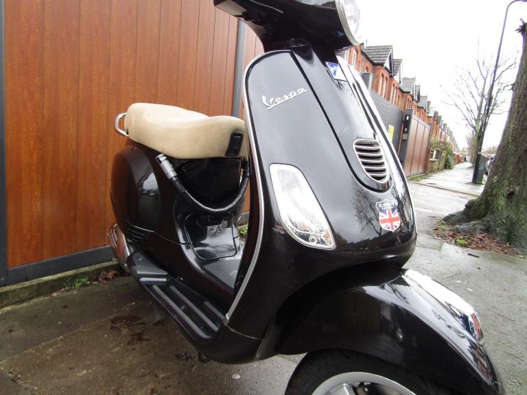 PIAGGIO VESPA LX 125 , 2 FORMER KEEPERS, ONE YEARS MOT , GREAT CONDITION !