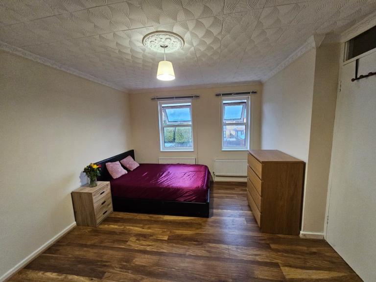 ONE LARGE DOUBLE ROOM AVAILABLE