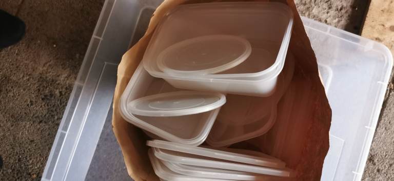 Plastic takeaway tubs with lids free