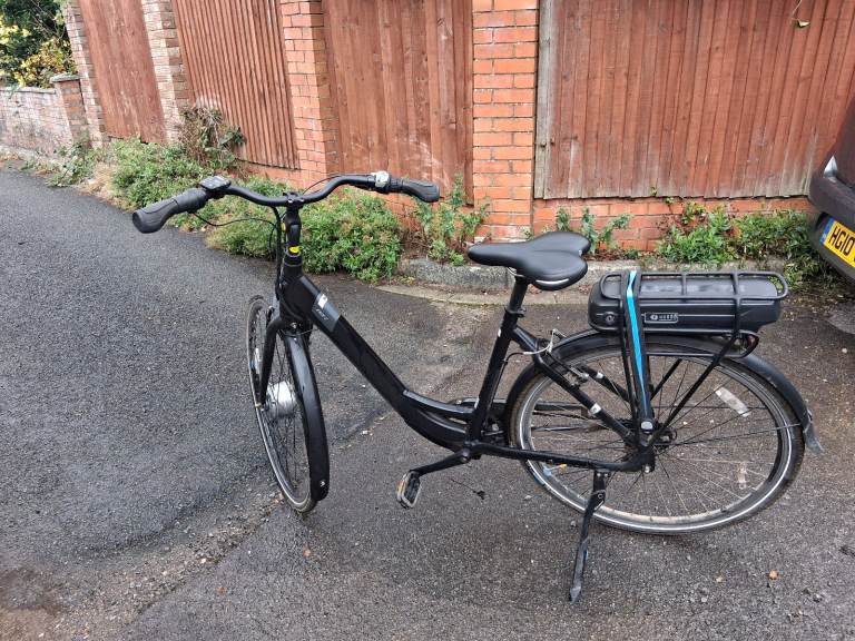 ELECTRIC BIKE BICYCLE  Ease E Giant. Med size.  New battery & Tyres