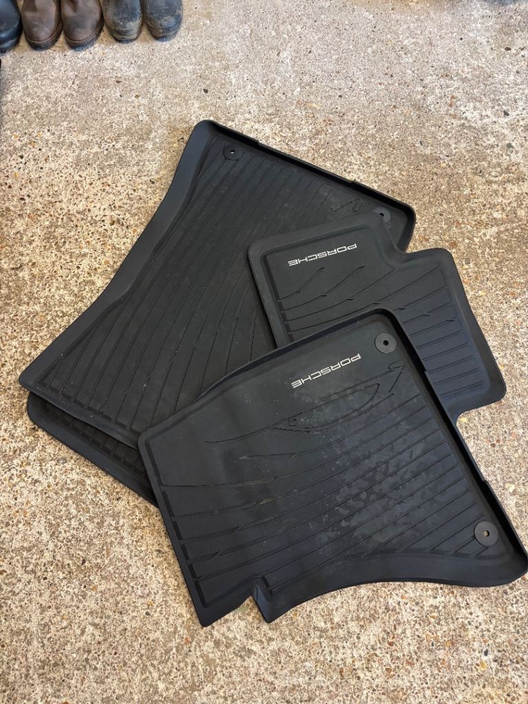 Porsche Macan rubber floor mats