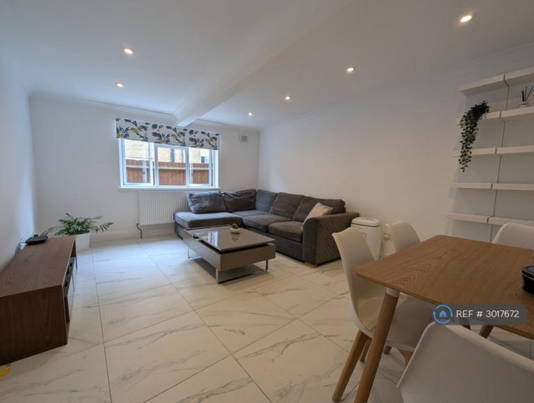 2 bedroom flat in Rosemont Road, London, NW3 (2 bed) (#3017672)
