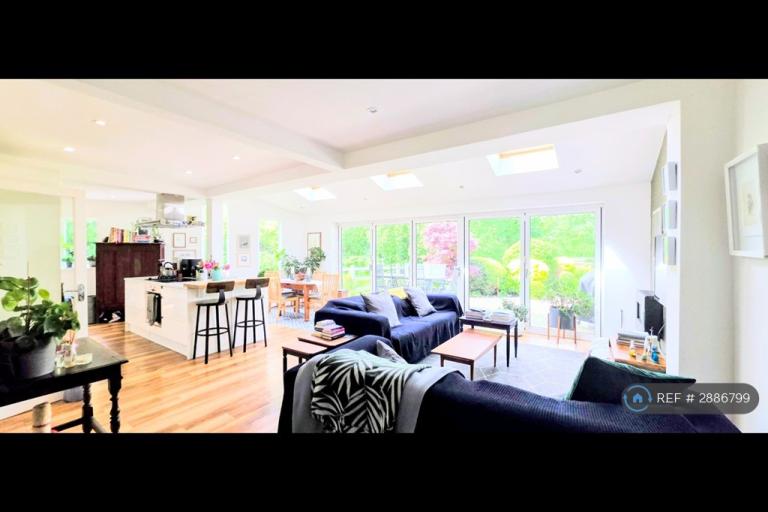 4 bedroom house in Green Road, Egham, TW20 (4 bed) (#2886799)
