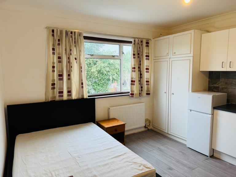 Large self contained Studio minutes to North Harrow Station utility bills included 