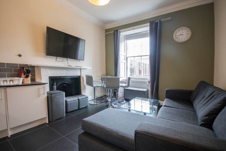 Immaculate, 2nd floor, 1 bedroom flat in Old Town– available September