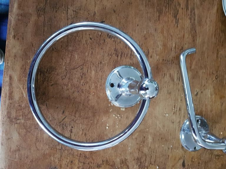 Bathroom accessories set