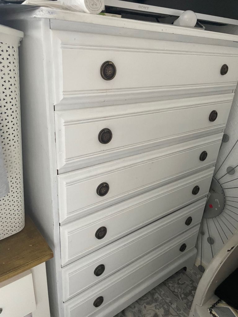 Chest of drawers 