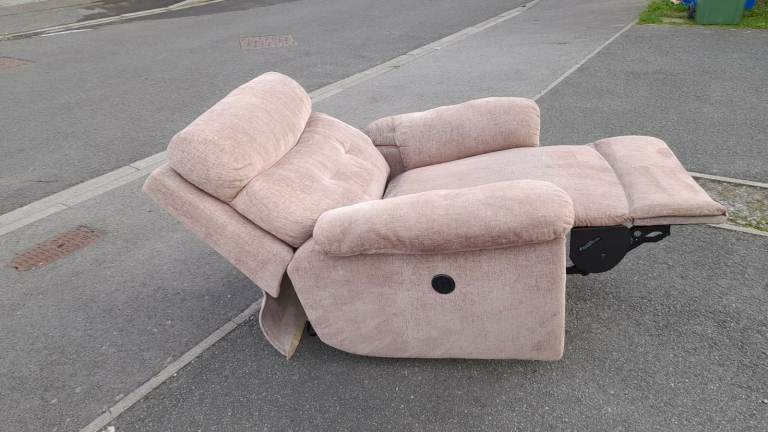 CHAIR , part recliner , FREE LOCAL DELIVERY lounge chair , electric , super nice condition see pics