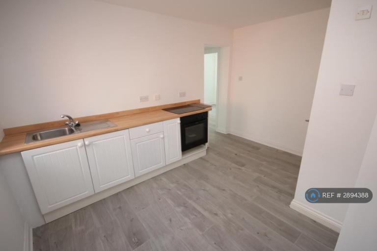 1 bedroom flat in Heron Court Road, Bournemouth, BH3 (1 bed) (#2894388)