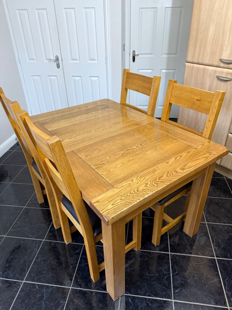 Solid Oak Extendable Dining Table & Chairs 