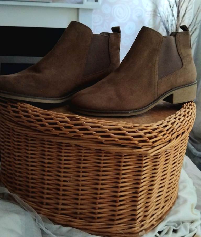 Brown Suede Chelsea Boots – Good Condition, Smart Look