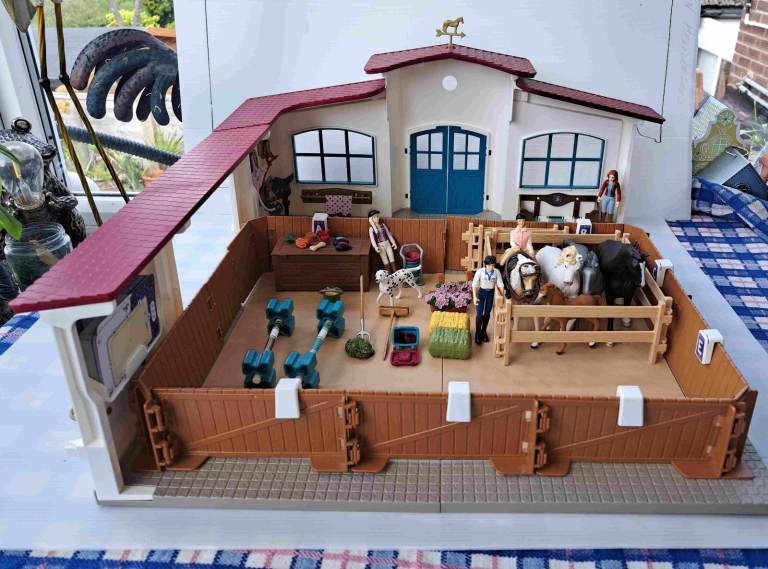 SCHLEICH Horse Club Peppertree Riding Arena with 30 cards